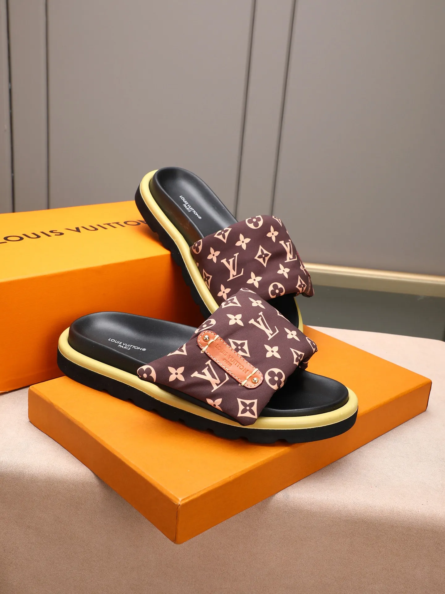 PP360 [LOUIS VUITTON] Louis Vuitton, LV printing, men's and women's slippers are on the market. The drawer box packaging comes with a cloth bag and a card. The upper pattern looks very soft and waxy, and it is a super versatile leg slimming tool. Fabric: imported denim/canvas/old fabric, LV hardware LOGO, official website pattern printing, comfortable to wear, feet: high-elastic PU water table. Sole: foam sole, heel height: about 5cm. Code number: 35-46, 35, 45, 46 are custom-made and non-returnable. Color: multiple colors and styles available.